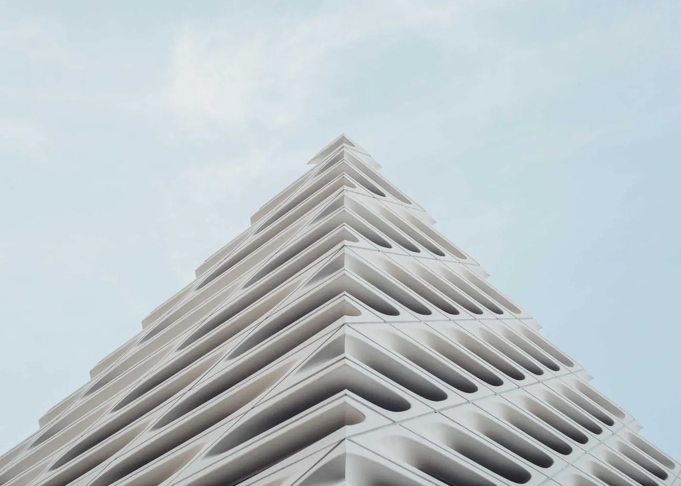 Marketing na Roma Corp: edifício em degraus subindo contra o céu azul