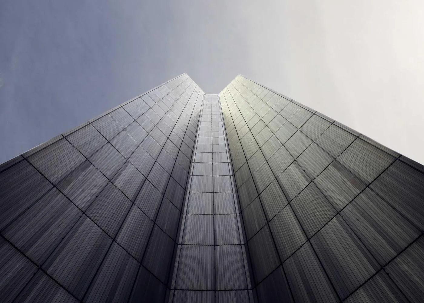 Tecnologia na Roma Corp: fachada de vidro de um edifício alto vista de baixo